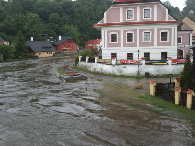 Náplavka pod Benešovým mostem, naproti Rybářská ulice